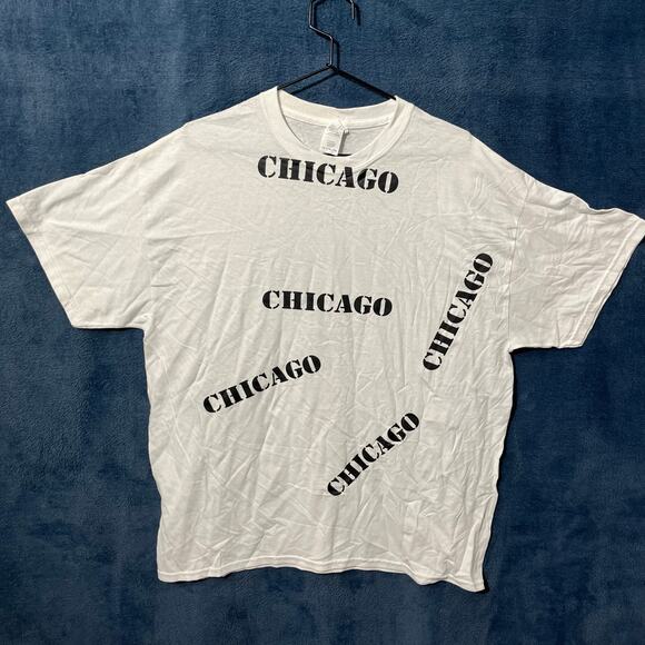 Gildan White T-Shirt Stamped With Black Lettering ´Chicago´ In Men’s Size XL - Picture 1 of 3